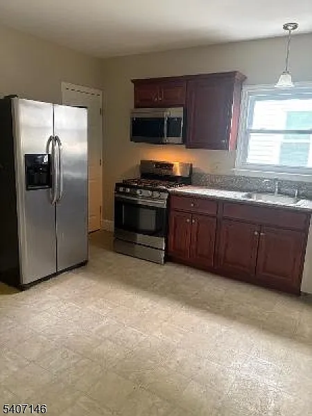 2 bed, 1.0 bath, $2,000 — Photo 2