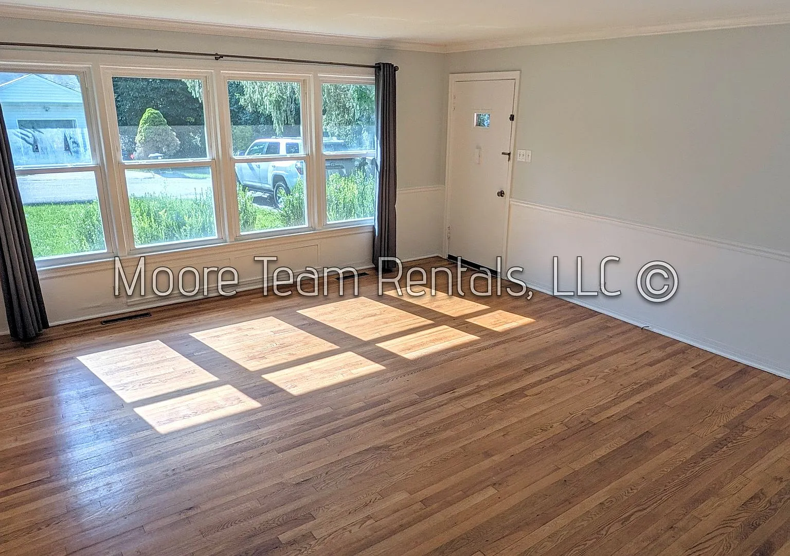 2 Bedroom House - Flat Yard with Beautiful Lawn & Large Screened in Porch — Photo 3