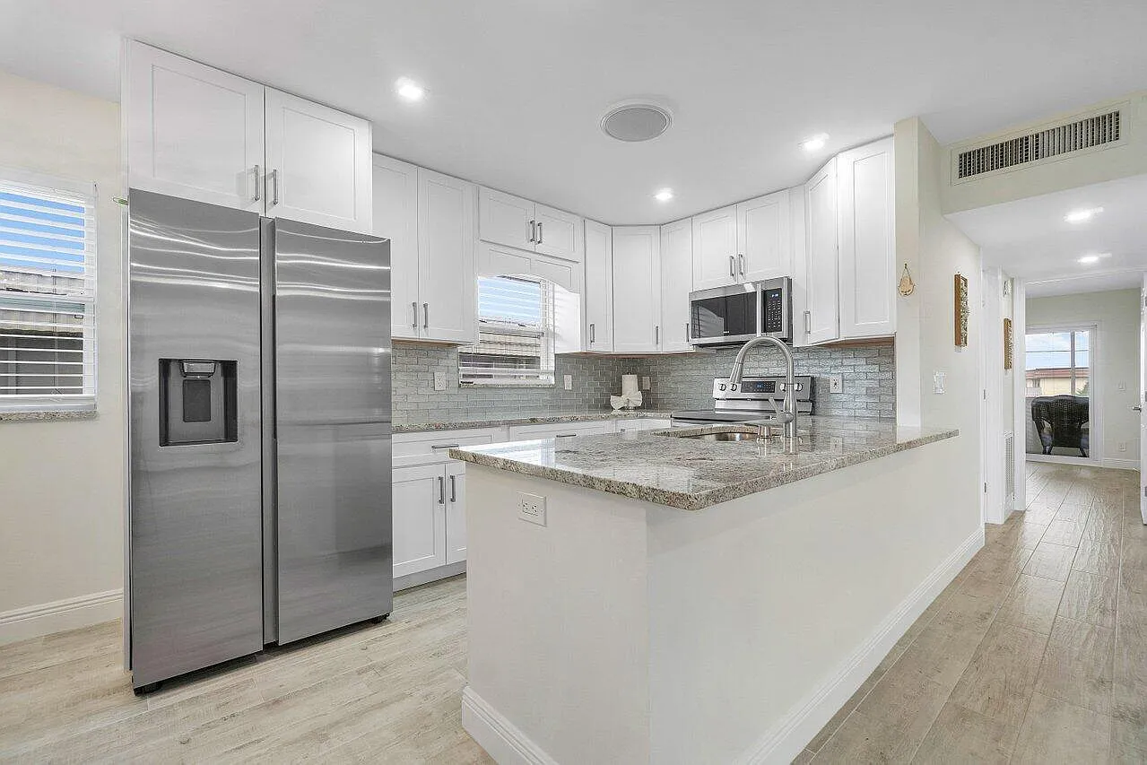 2 bed, 2.0 bath, 880 sqft, $1,850 — Photo 2