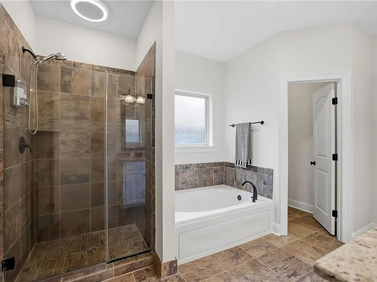8929 Greenleaves Dr — Photo 13