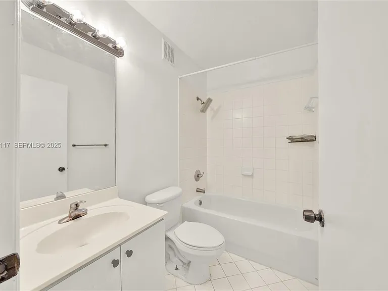 3385 NE 10th St #201 — Photo 13