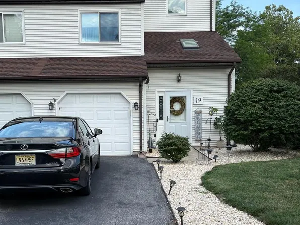 19 Cinnamon Dr, Lumberton, NJ 08048