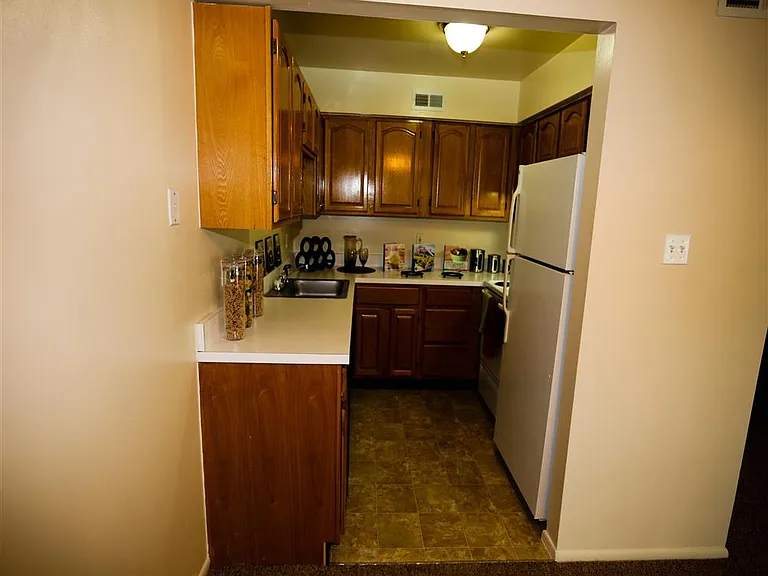 Cherry Creek Apartments — Photo 23