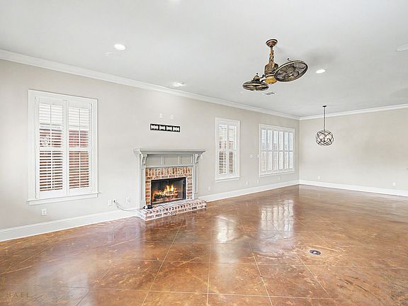 5th image of 3039 Maple Grove Ave