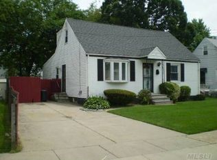 711 Dale Pl, Uniondale, NY 11553