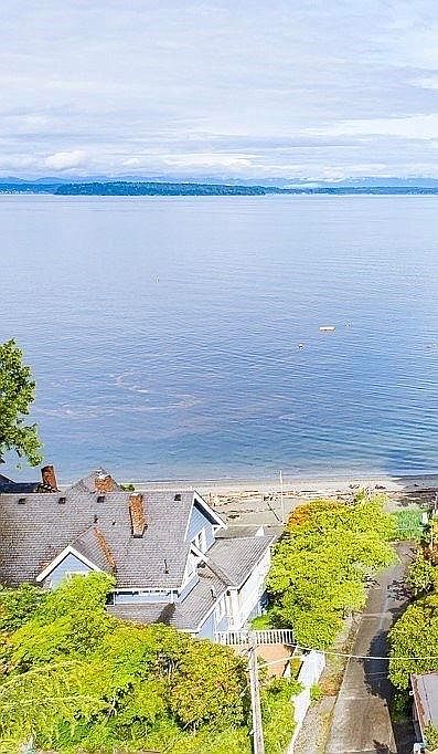 SECLUDED, 
Bottom of DEAD END Alley
VERY PRIVATE,
ON the WATER'S EDGE
SANDY PNW BEACH, not rocky!