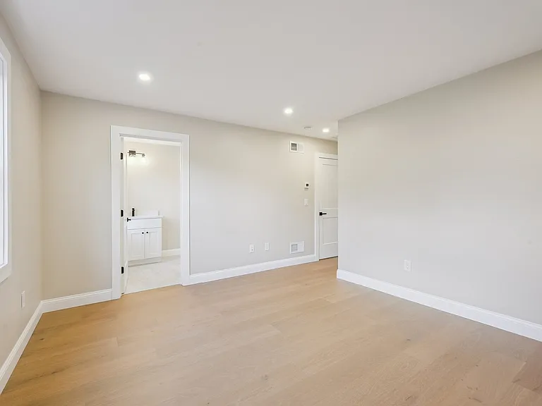 110 Stowe St — Photo 14