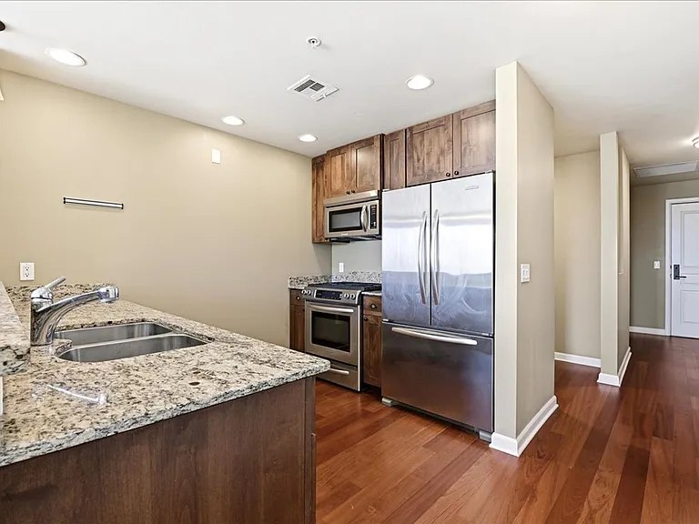 323 W Jefferson #503 — Photo 10