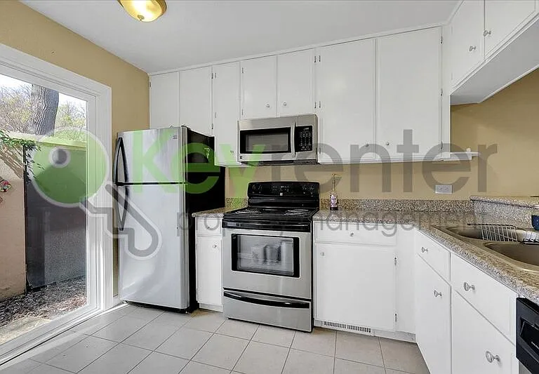 2254 Woodside Ln #2 — Photo 3