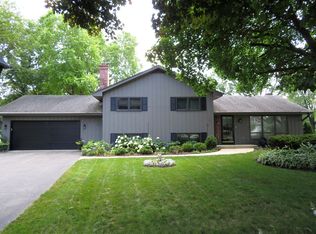 29W435 Forestview Dr, Warrenville, IL 60555