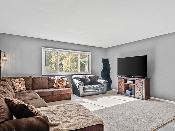 5th image of 1013 Vandenburg St