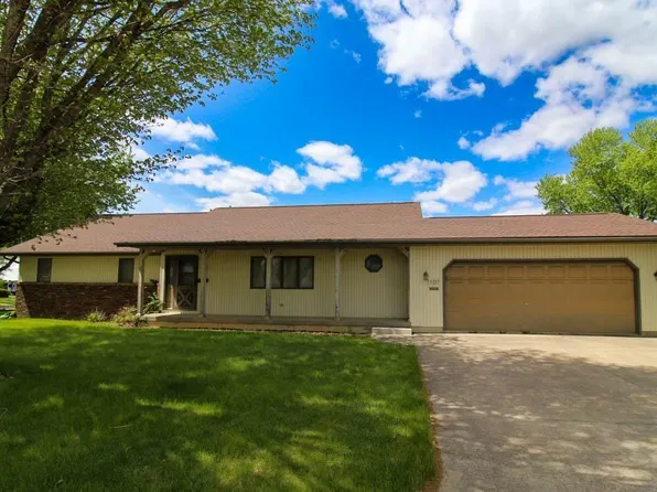 1107 12th St, Grundy Center, IA 50638