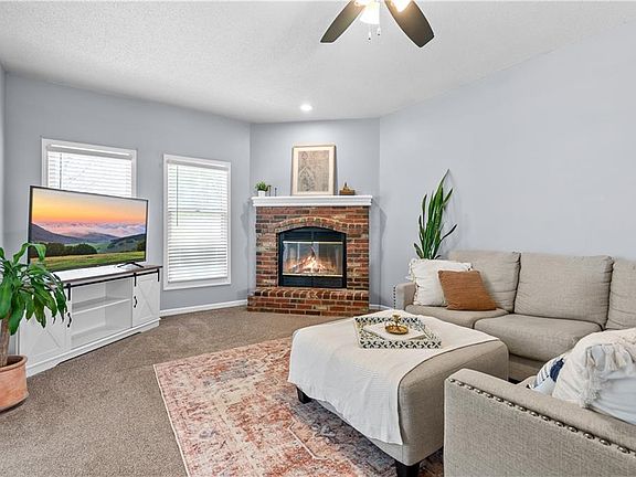 2nd image of 608 SE Shiloh Dr