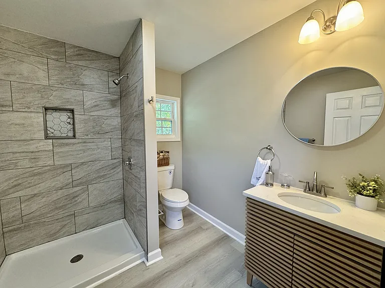2401 Phoenix Dr — Photo 4