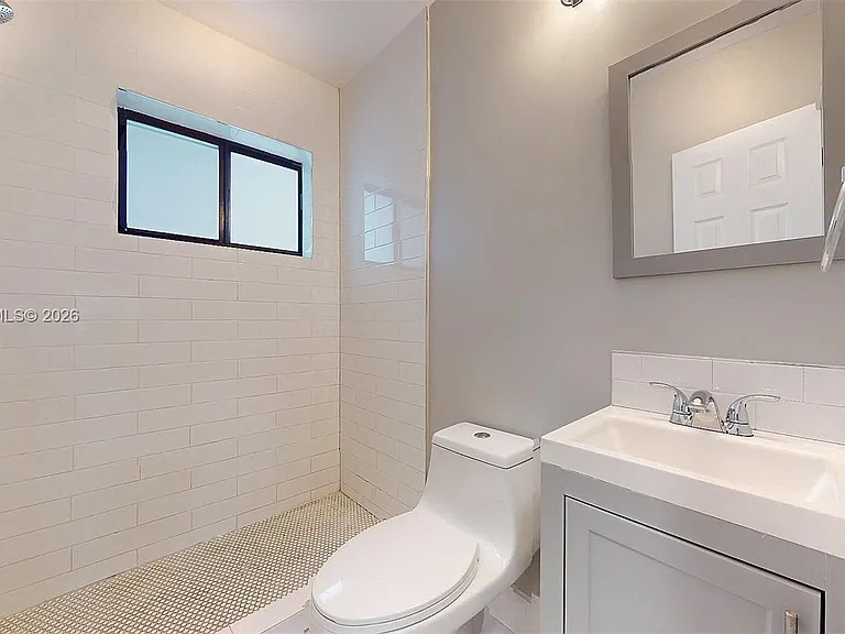 101 W 11th St #4 — Photo 22