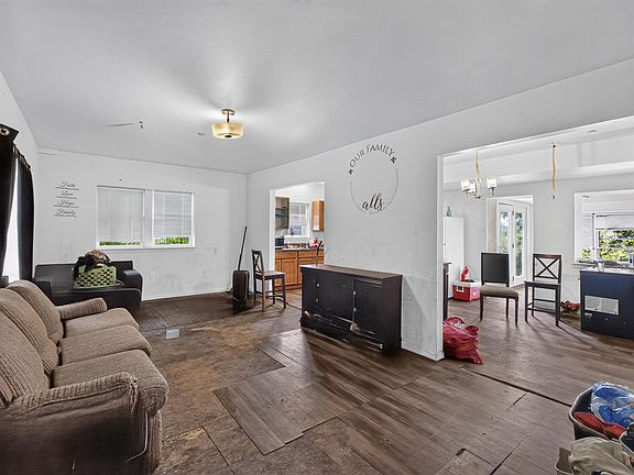 3rd image of 809 Jackson St