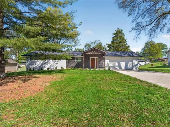 7810 NW Blue Grass Dr, Kansas City, MO 64152