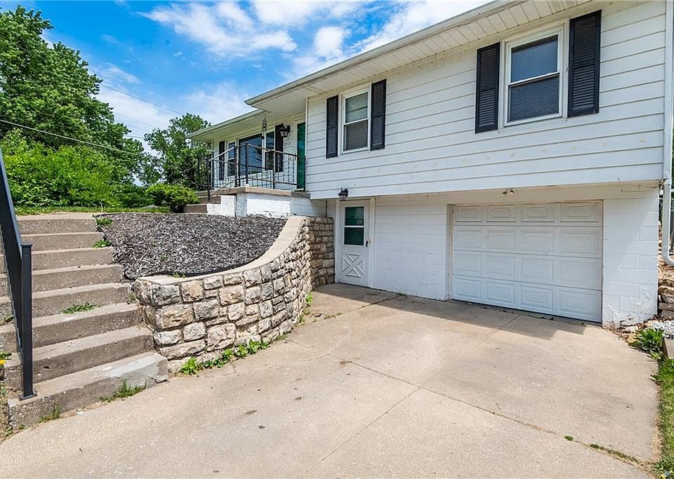 2913 S 29th St, Saint Joseph, MO 64503 | MLS #2613439 | Zillow