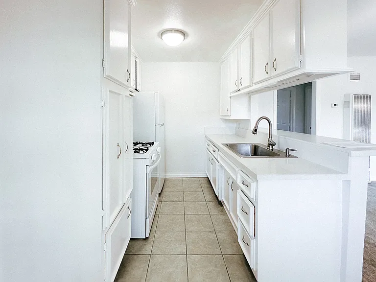 1008 Georgia St #203 — Photo 4