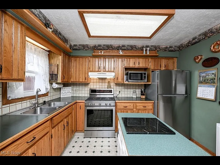 2839 Elmwood St — Photo 13