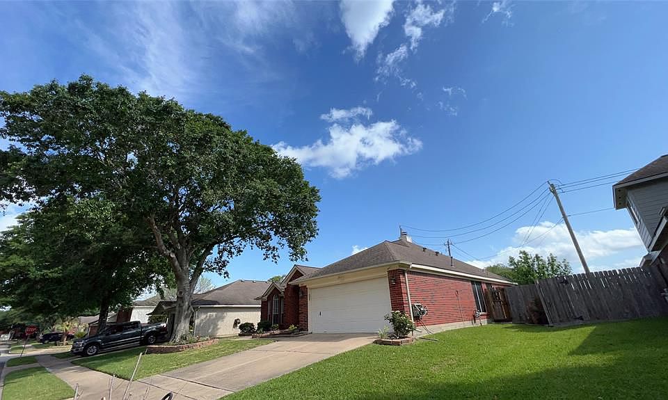 1st image of 1805 Oak Hollow Dr W