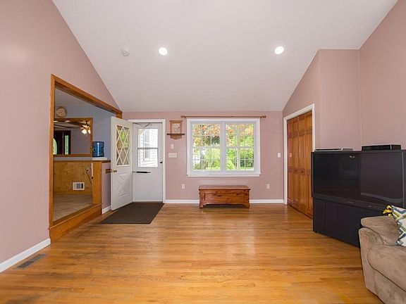 4th image of 52 Hilltop Dr