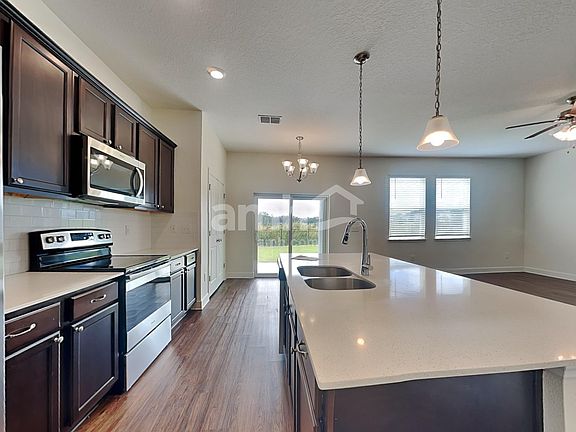 4th image of 1039 Walden Pond Dr