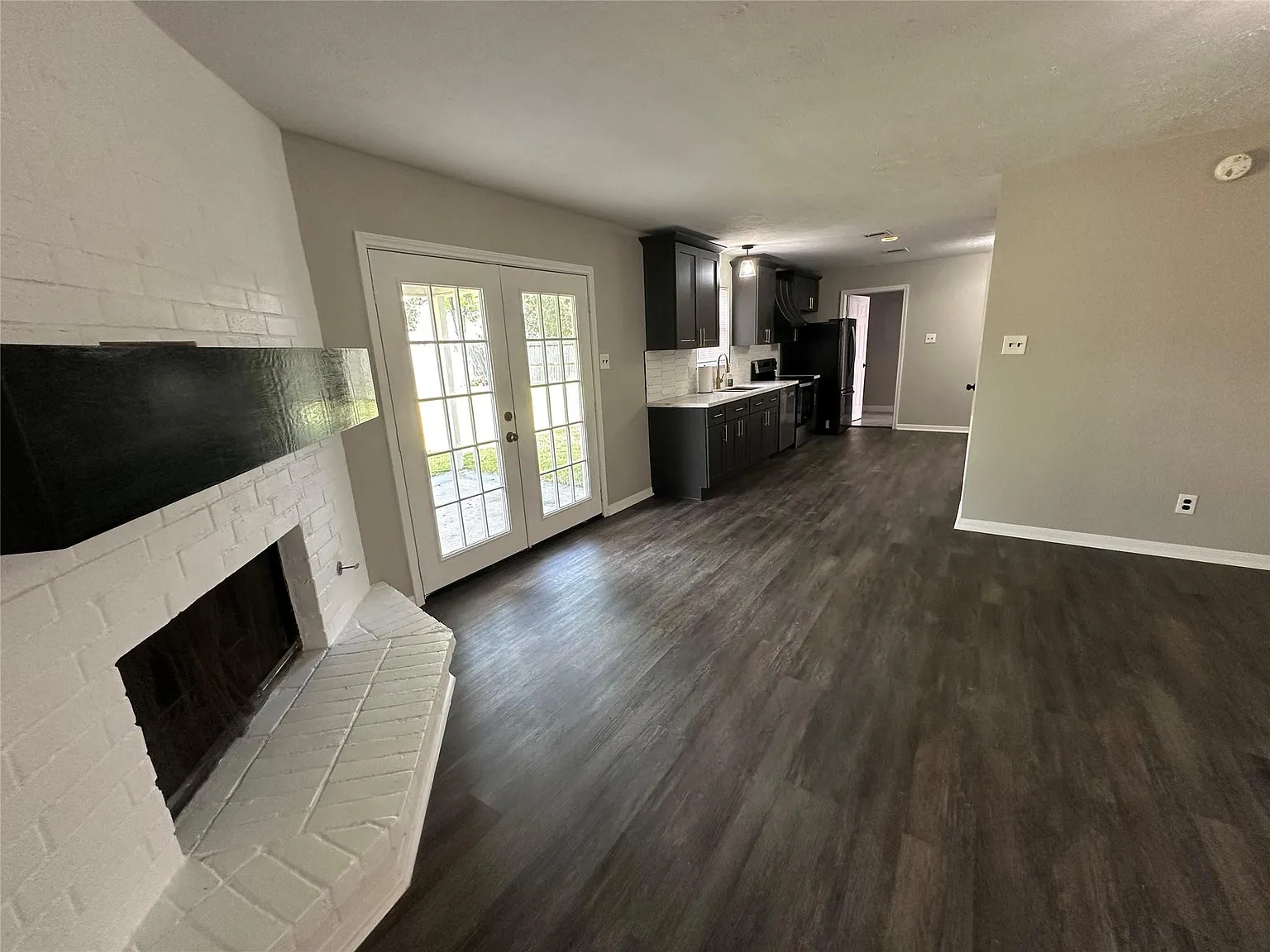5 bed, 2.5 bath, 2255 sqft, $3,000 — Photo 2