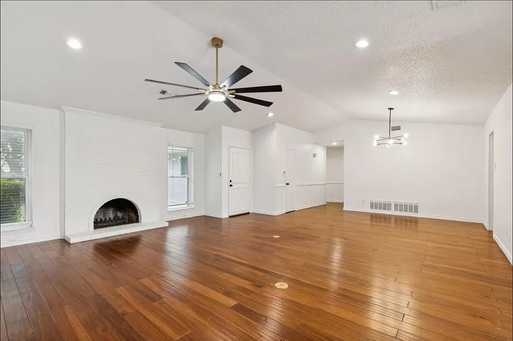 4 bed, 1924 sqft, $3,168 — Photo 4