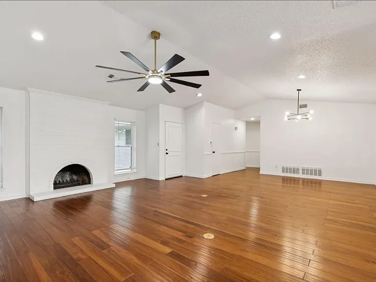 1805 Eastfield Dr — Photo 4