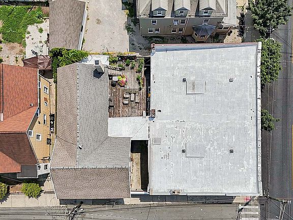 3rd image of 305 Broadway