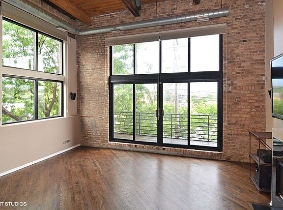 3rd image of 2620 N Clybourn Ave
