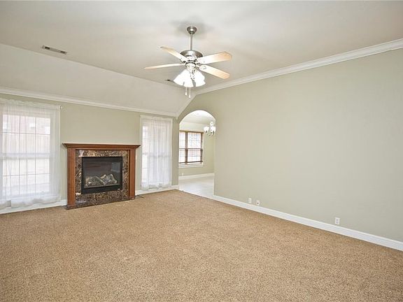 2nd image of 500 NW Saddlebrook Dr