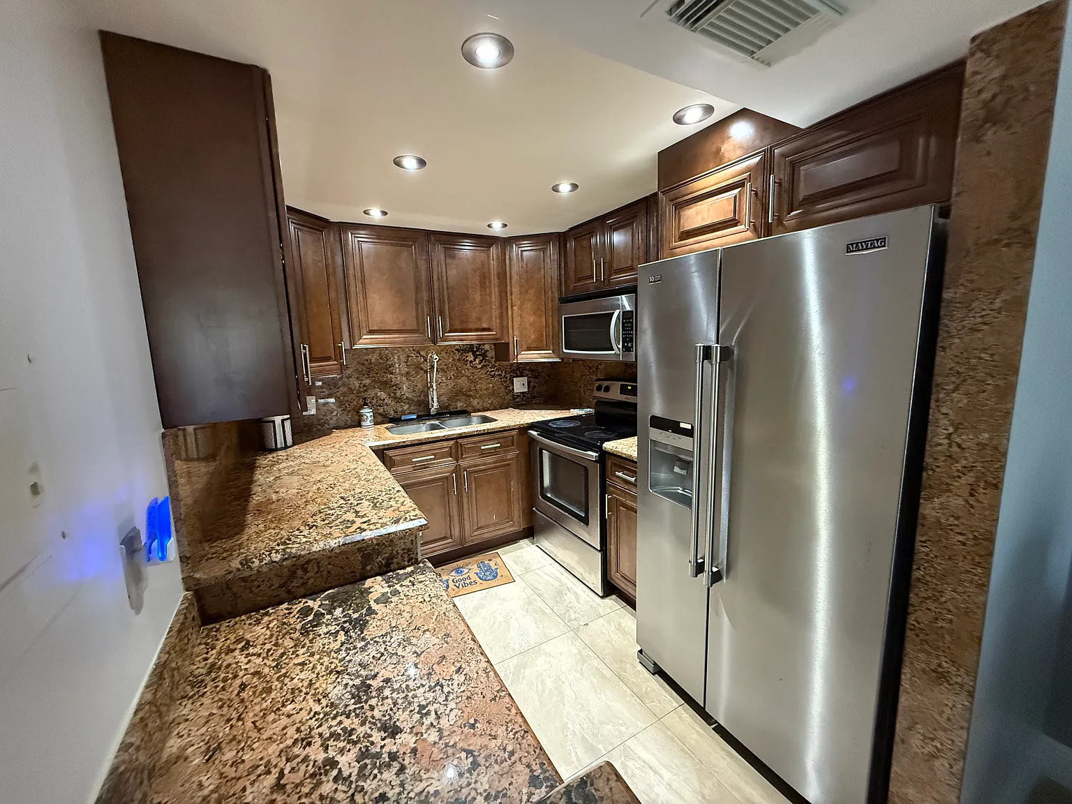 1 bed, 1.5 bath, 871 sqft, $1,750 — Photo 3