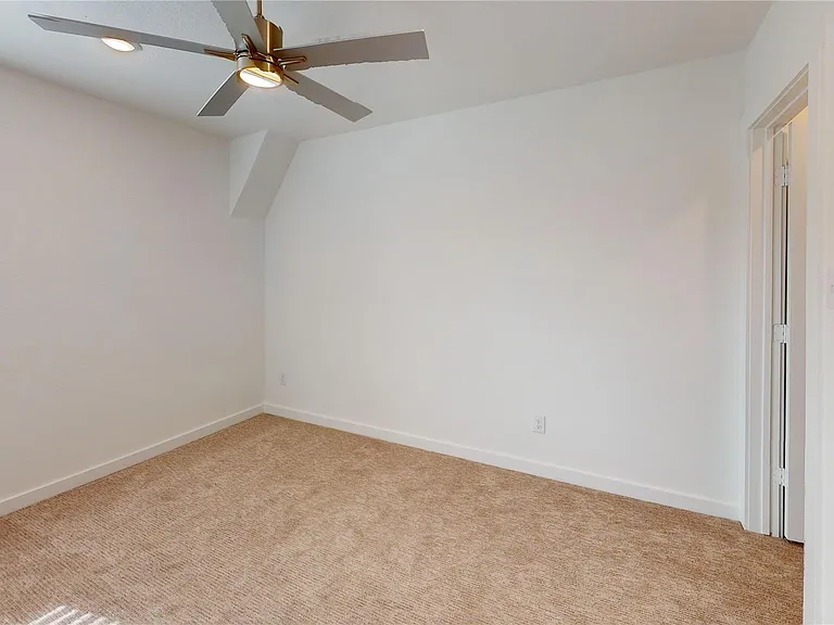 2916 Elle Dr — Photo 32