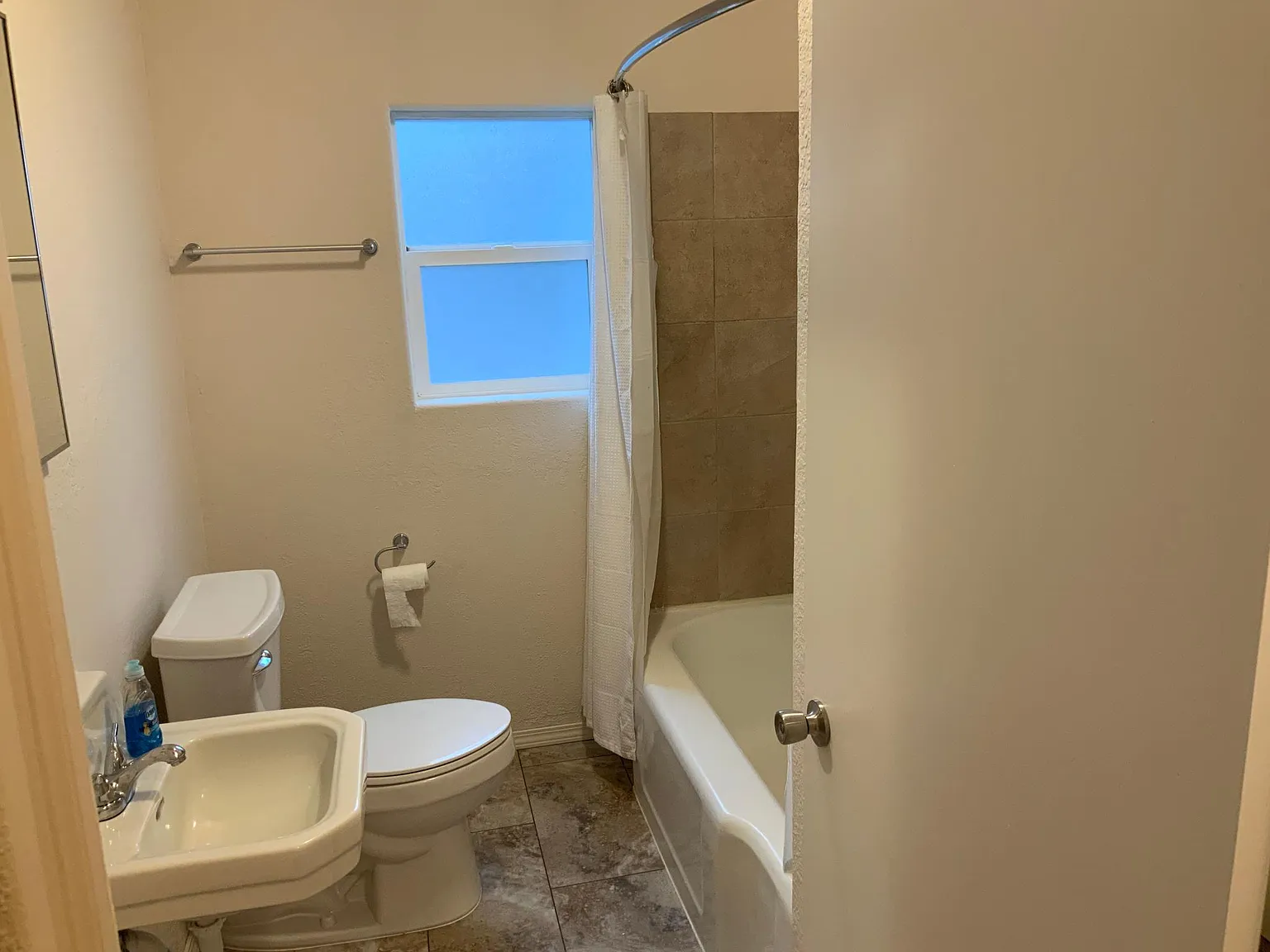 3 bed, 2000 sqft, $1,600 — Photo 4