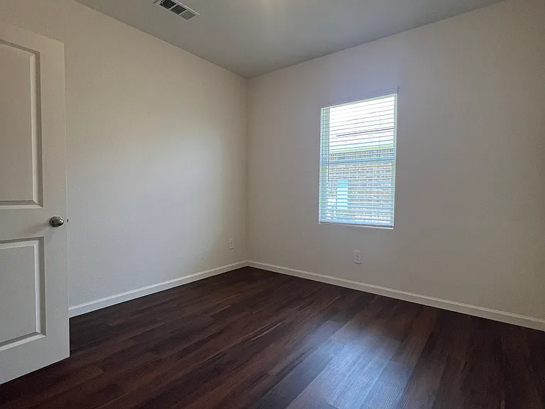 711 Camden Dr — Photo 7