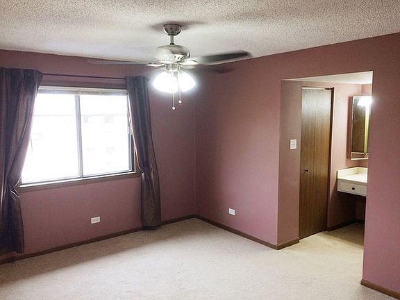 4th image of 5985 Lakeside Pl APT 301B
