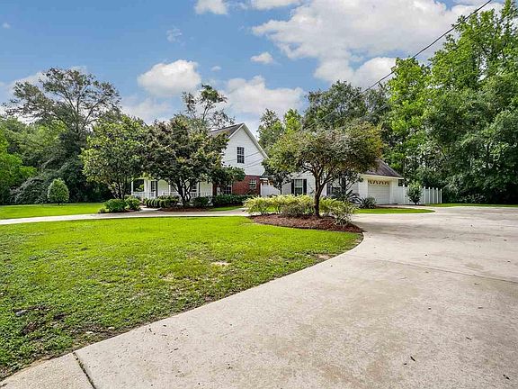 3rd image of 493 Pinebrook Cir
