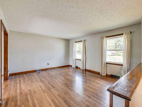 5th image of 121 Lemay Dr