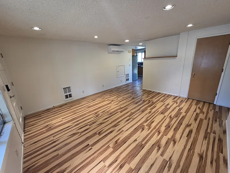 3945 Oak St — Photo 11