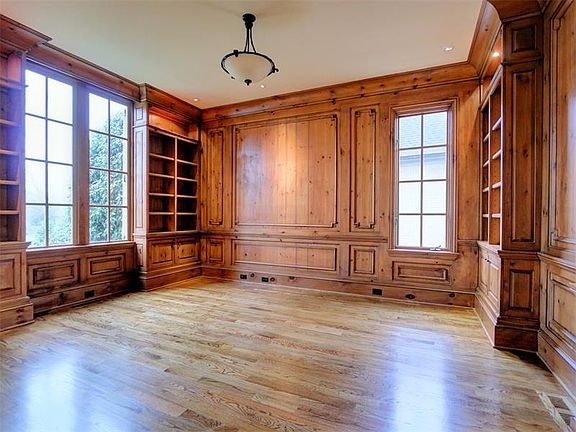 4th image of 621 Westbury Park Dr