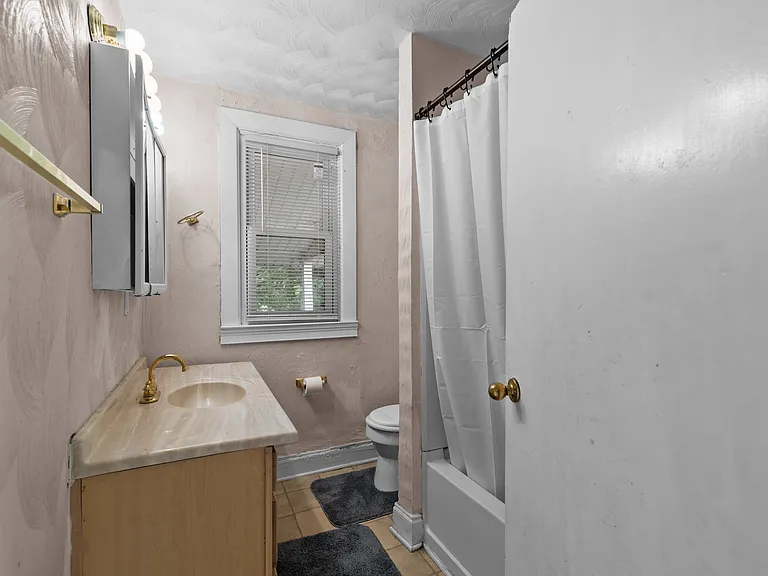 635 W 29th St — Photo 21