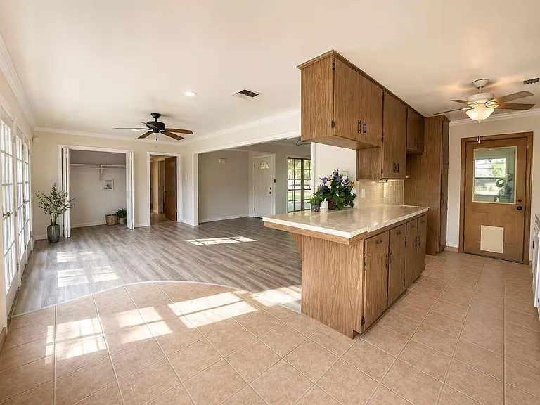 7006 Sharpview Dr — Photo 5