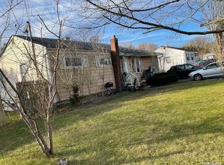 606 Station Rd, Bellport, NY 11713