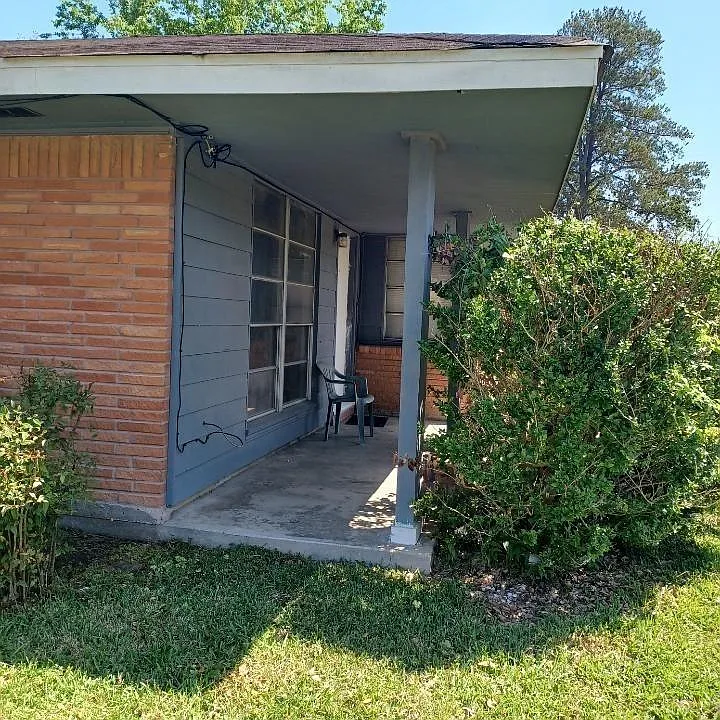 5 bed, 2.5 bath, 2008 sqft, $1,800 — Photo 2