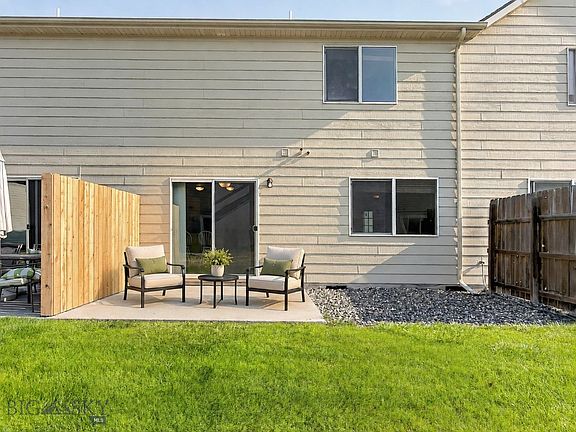 2nd image of 926 N River Rock Dr