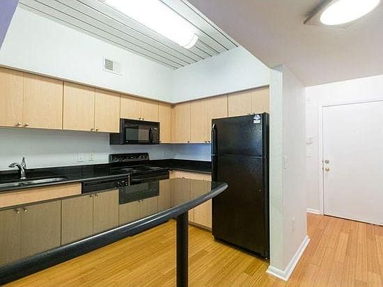 3rd image of 2331 W Horatio St