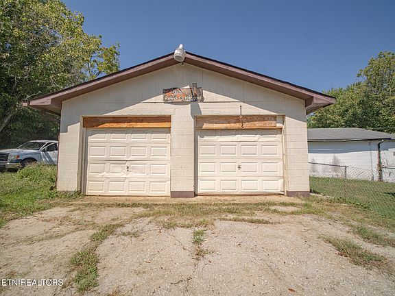3rd image of 1603 Willoughby Rd