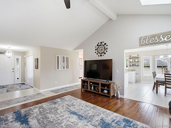 5th image of 54439 Nicholas Dr